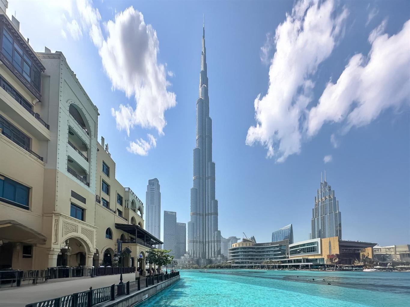 Apartment Canal View Escape With Stunning Pool Vibes Dubai