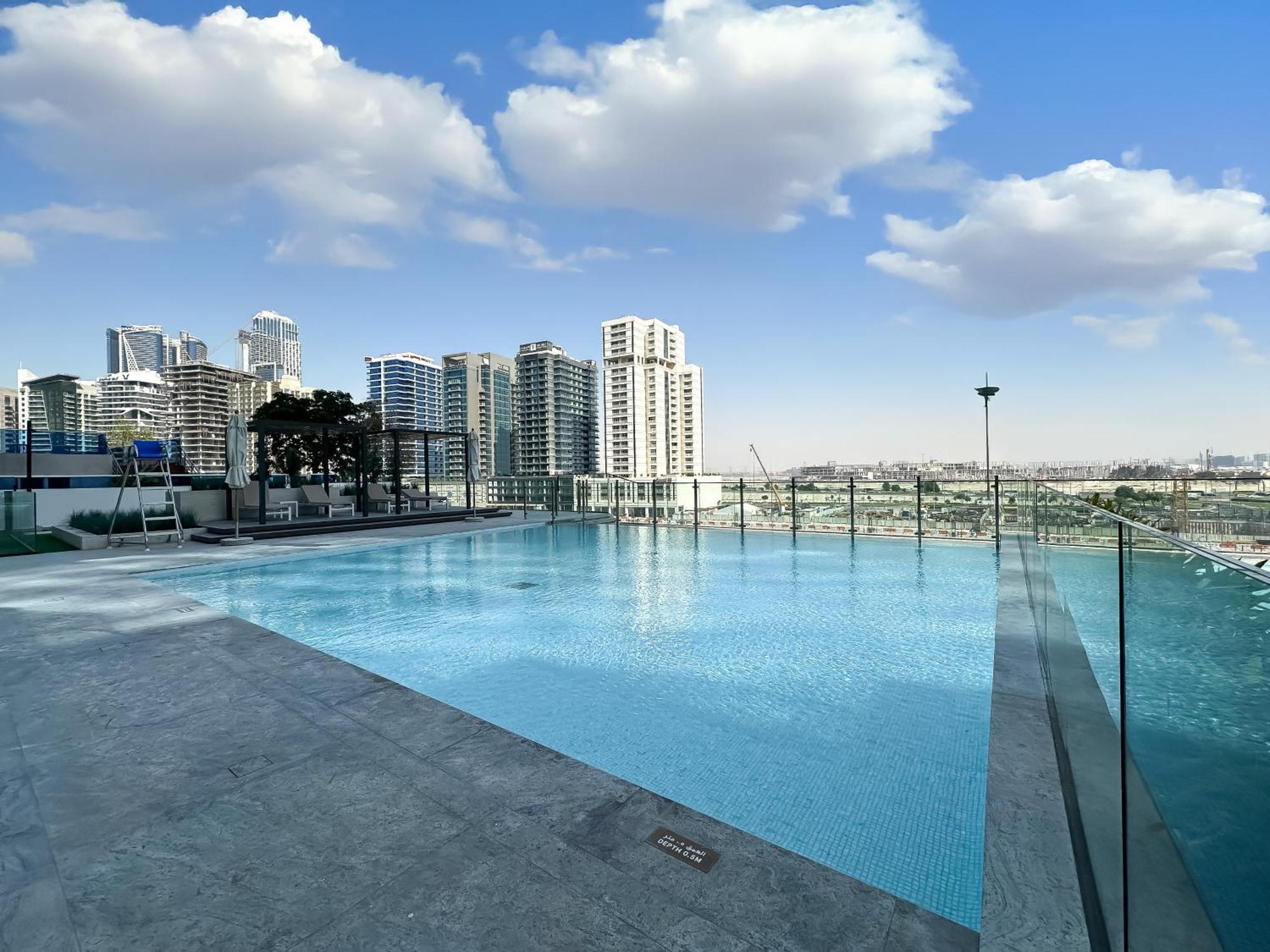 Apartment Canal View Escape With Stunning Pool Vibes *