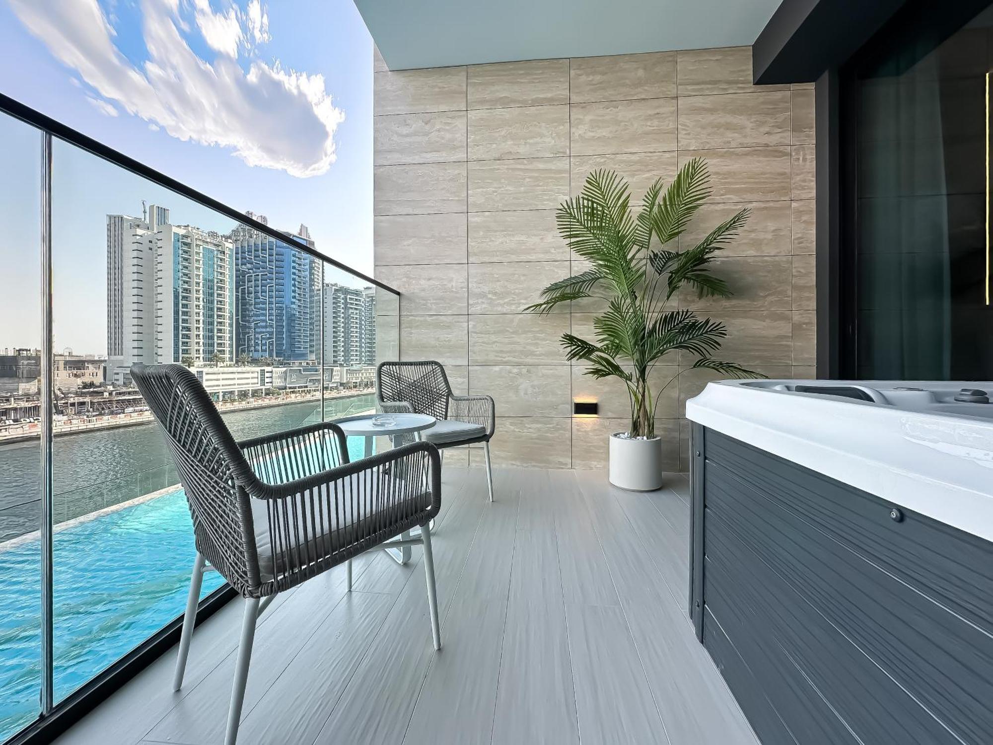 Apartment Canal View Escape With Stunning Pool Vibes Dubai