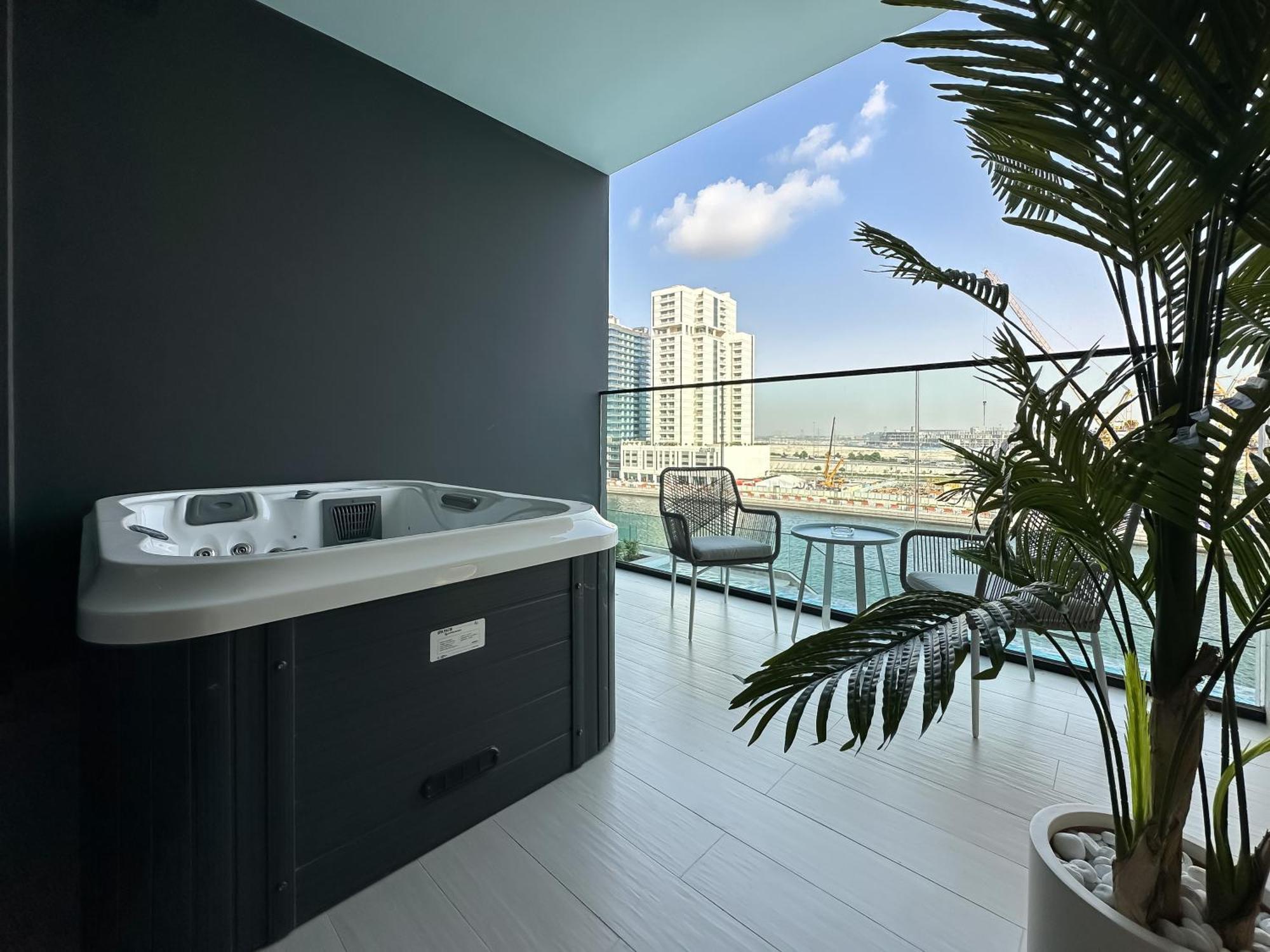 Apartment Canal View Escape With Stunning Pool Vibes Dubai