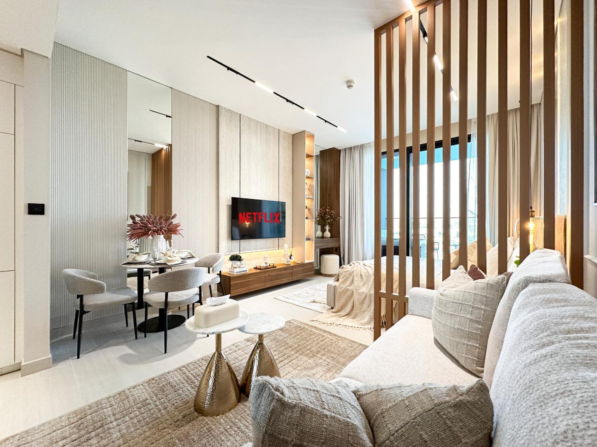 Apartment Canal View Escape With Stunning Pool Vibes Dubai