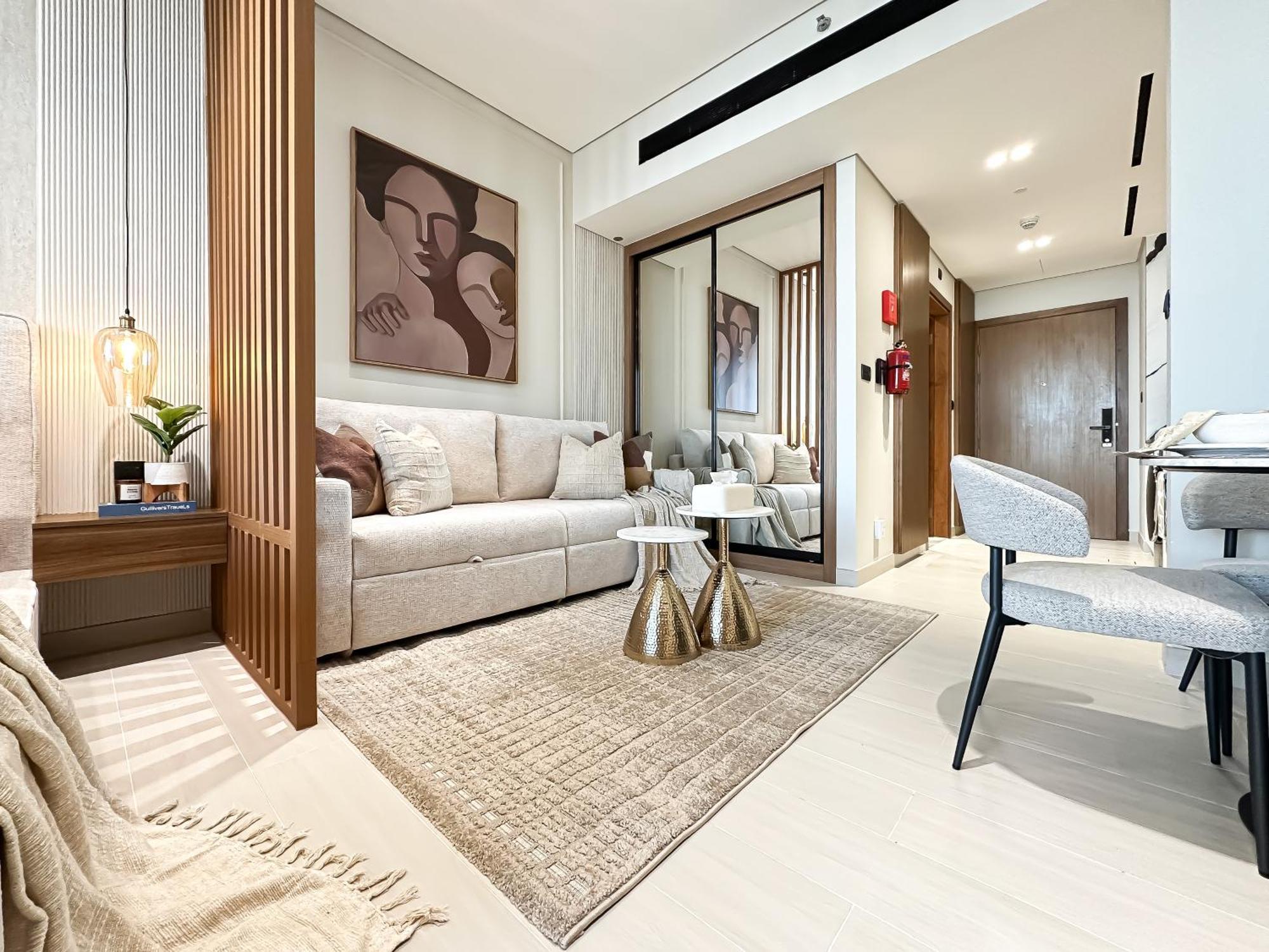 Canal View Escape With Stunning Pool Vibes Dubai