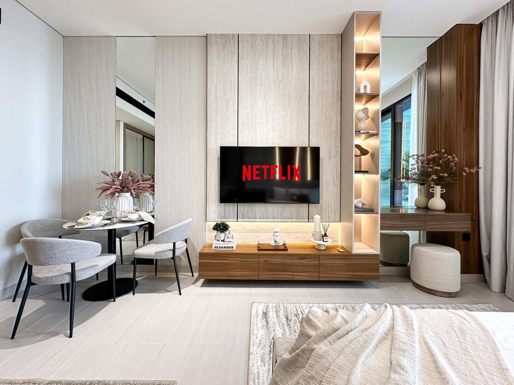 Canal View Escape With Stunning Pool Vibes Apartment